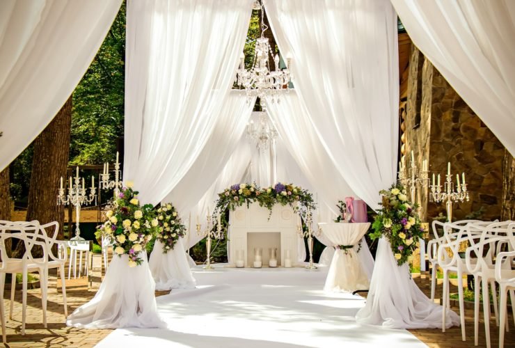 Decorating an Outdoor Wedding Reception